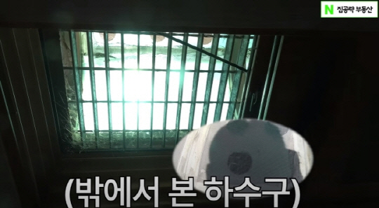 서울 관악구의 한 다세대주택의 부엌 천장과 하수구 빗물받이가 바로 연결돼 있다는 사실이 알려지자 논란이 일고 있다. 유튜브 집공략 캡처.